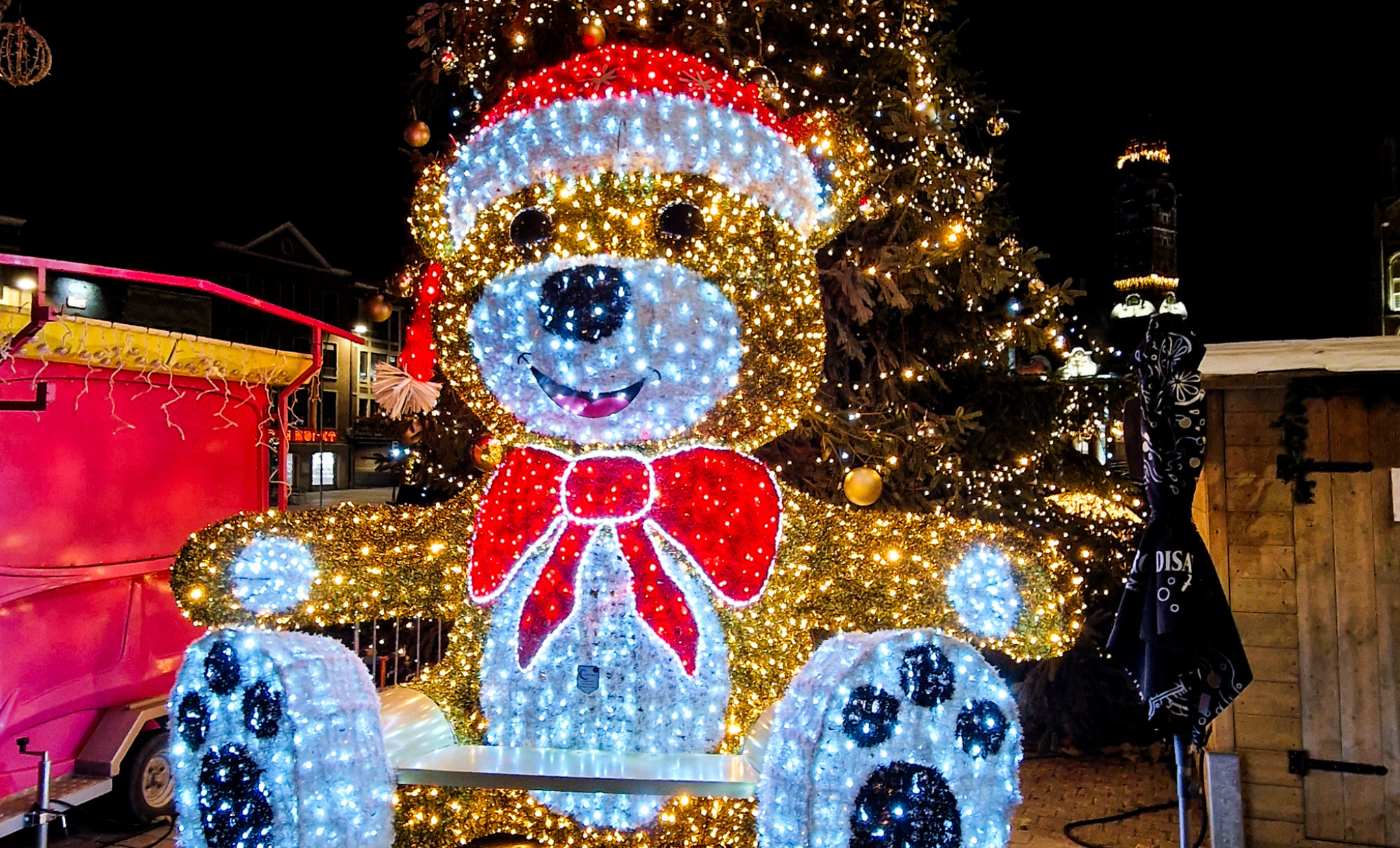 Een Sprookjesachtige Kerst in Sint-Truiden: Lichtjes, het Stadhuis en Berengezelligheid