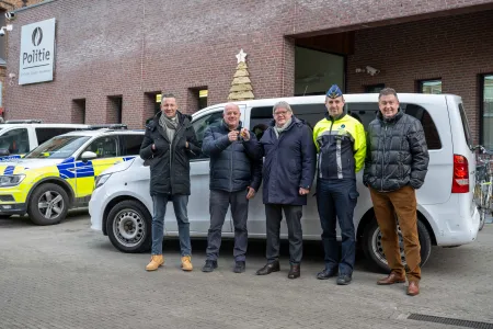 Lokale politie Sint-Truiden – Gingelom – Nieuwerkerken overhandigt voertuig aan vzw Dierenvrienden Sint-Truiden