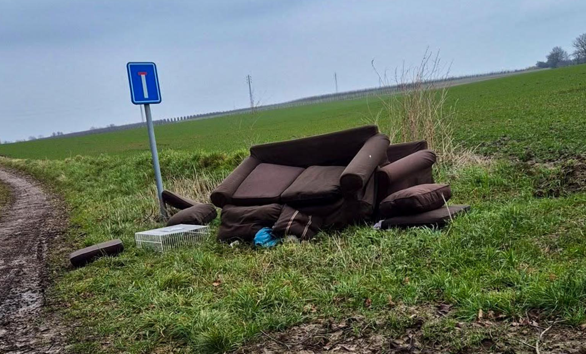 Ongewenste rustplaats: gedumpt salon op de Romeinseweg in Velm