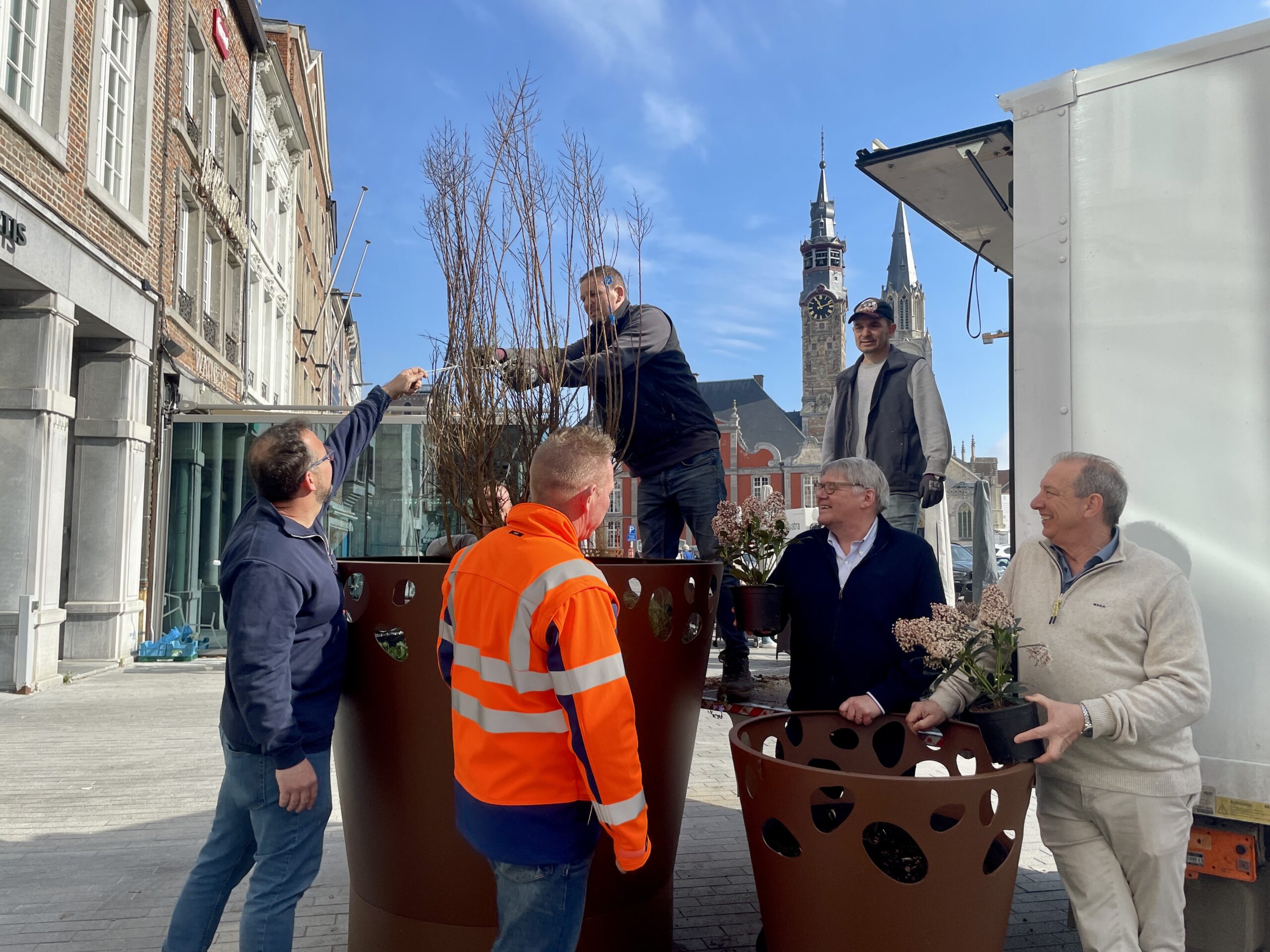 Sint-Truiden plant bomen in grote bloembakken op de Grote Markt